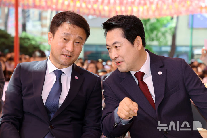 [서울=뉴시스] 최동준 기자 = 장동혁(오른쪽) 국민의힘 대표와 한병도 더불어민주당 원내대표가 24일 서울 종로구 조계사에서 열린 불기 2570년 부처님오신날 봉축법요식에서 대화하고 있다. (청와대통신사진기자단) 2026.05.24. photocdj@newsis.com
