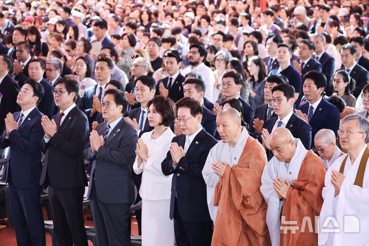 [서울=뉴시스] 최동준 기자 = 이재명 대통령과 김혜경 여사가 24일 서울 종로구 조계사에서 열린 불기 2570년 부처님오신날 봉축법요식에서 참석자들과 합장하고 있다. (청와대통신사진기자단) 2026.05.24. photocdj@newsis.com