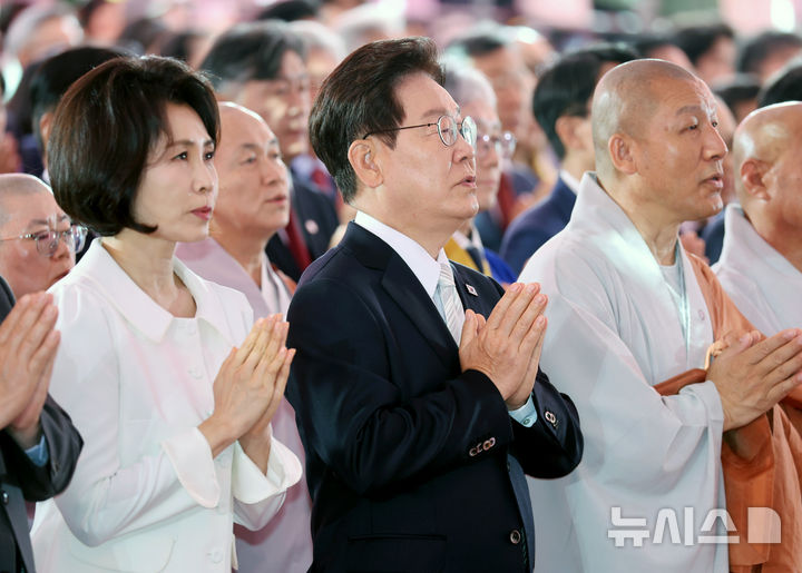 [서울=뉴시스] 최동준 기자 = 이재명 대통령과 김혜경 여사가 24일 서울 종로구 조계사에서 열린 불기 2570년 부처님오신날 봉축법요식에서 참석자들과 합장하고 있다. (청와대통신사진기자단) 2026.05.24. photocdj@newsis.com