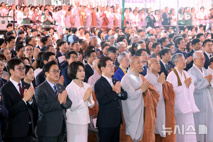 [서울=뉴시스] 최동준 기자 = 이재명 대통령과 김혜경 여사가 24일 서울 종로구 조계사에서 열린 불기 2570년 부처님오신날 봉축법요식에서 참석자들과 합장하고 있다. (청와대통신사진기자단) 2026.05.24. photocdj@newsis.com