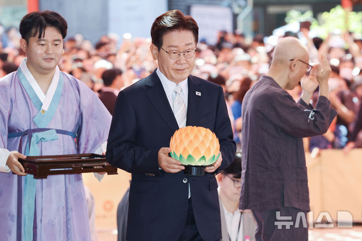 [서울=뉴시스] 최동준 기자 = 이재명 대통령이 24일 서울 종로구 조계사에서 열린 불기 2570년 부처님오신날 봉축법요식에서 헌등하고 있다. (청와대통신사진기자단) 2026.05.24. photocdj@newsis.com