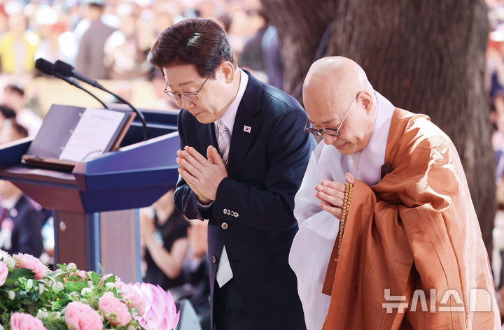 [서울=뉴시스] 최동준 기자 = 이재명 대통령과 대한불교조계종 총무원장 진우스님이 24일 서울 종로구 조계사에서 열린 불기 2570년 부처님오신날 봉축법요식에서 헌등 후 합장하고 있다. (청와대통신사진기자단) 2026.05.24. photocdj@newsis.com
