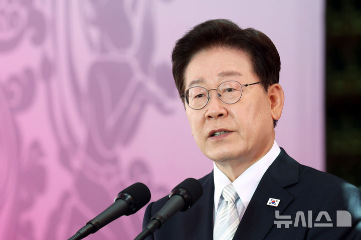 [서울=뉴시스] 최동준 기자 = 이재명 대통령이 24일 서울 종로구 조계사에서 열린 불기 2570년 부처님오신날 봉축법요식에서 축사를 하고 있다. (청와대통신사진기자단) 2026.05.24. photocdj@newsis.com