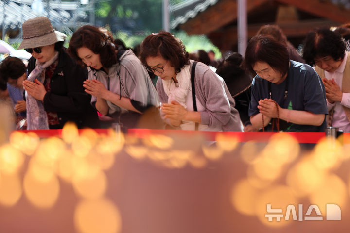 [서울=뉴시스] 김명년 기자 = 부처님오신날인 24일 오전 서울 강남구 봉은사에서 열린 봉축법요식에서 신도들이 반야심경을 봉독하고 있다. 2026.05.24. kmn@newsis.com