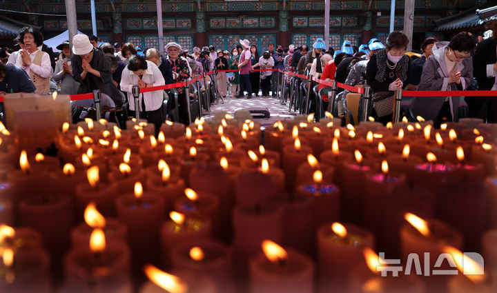 [서울=뉴시스] 김명년 기자 = 부처님오신날인 24일 오전 서울 강남구 봉은사에서 열린 봉축법요식에서 신도들이 반야심경을 봉독하고 있다. 2026.05.24. kmn@newsis.com