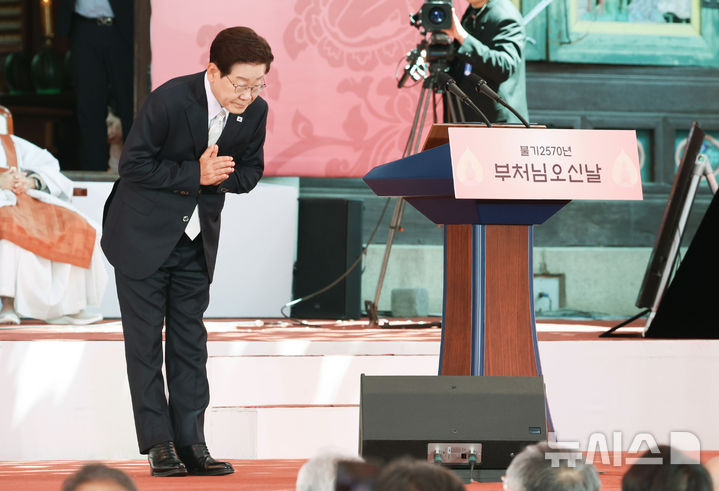 [서울=뉴시스] 최동준 기자 = 이재명 대통령이 24일 서울 종로구 조계사에서 열린 불기 2570년 부처님오신날 봉축법요식에서 축사 전 인사하고 있다. (청와대통신사진기자단) 2026.05.24. photocdj@newsis.com