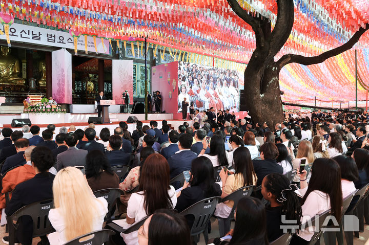 [서울=뉴시스] 최동준 기자 = 이재명 대통령이 24일 서울 종로구 조계사에서 열린 불기 2570년 부처님오신날 봉축법요식에서 축사를 하고 있다. (청와대통신사진기자단) 2026.05.24. photocdj@newsis.com
