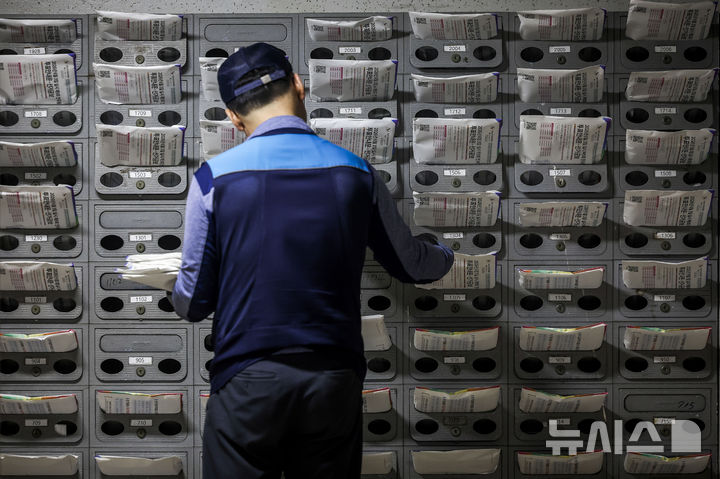 [서울=뉴시스] 정병혁 기자 = 제9회 전국동시지방선거를 열흘 앞둔 24일 서울 마포구의 한 아파트에서 집배원이 우편수취함에 선거공보물을 배달하고 있다. 2026.05.24. jhope@newsis.com