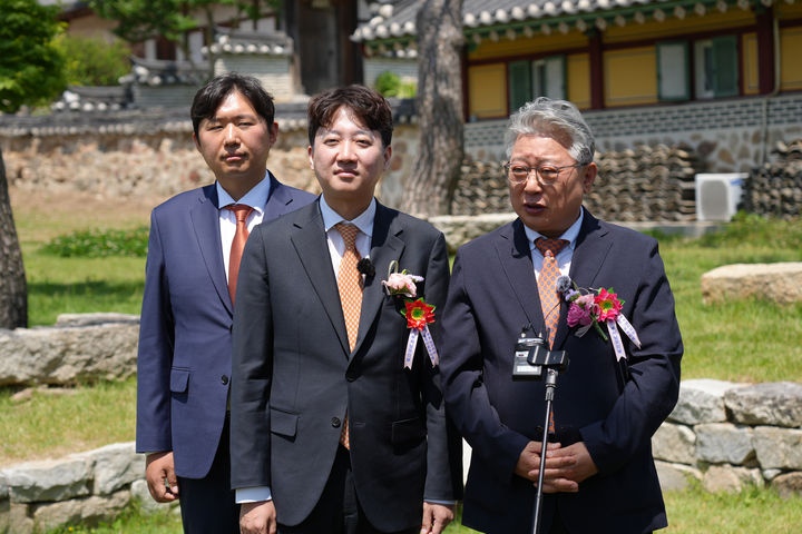 [서울=뉴시스] 고승민 기자 = 개혁신당 이준석 총괄선대위원장과 조응천 경기도지사 후보가 24일 경기 화성시 용주사에서 열린 봉축법요식에서 취재진 질문에 답하고 있다. (사진=개혁신당 제공) 2026.05.24. photo@newsis.com *재판매 및 DB 금지