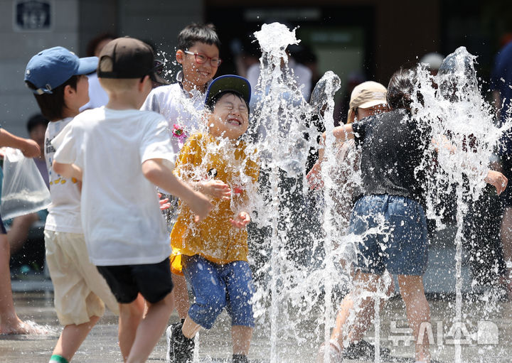 [서울=뉴시스] 김선웅 기자 = 서울 낮 최고기온이 29도를 기록하며 초여름 날씨를 보인 24일 서울 종로구 광화문광장 분수대에서 어린이들이 물놀이를 즐기고 있다. 2026.05.24. mangusta@newsis.com
