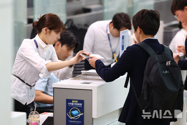[인천공항=뉴시스] 황준선 기자 = 2025~2026시즌 아시아축구연맹(AFC) 여자 챔피언스리그(AWCL) 출전을 위해 방남했던 북한 내고향여자축구단 선수들이 24일 오후 인천국제공항 1터미널에서 여권을 이용해 출국 수속을 밟고 있다. 2026.05.24. hwang@newsis.com