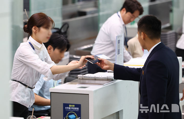 여권 이용해 출국 수속하는 북한 내고향여자축구단