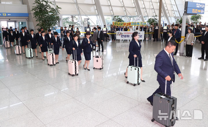 [인천공항=뉴시스] 황준선 기자 = 2025~2026시즌 아시아축구연맹(AFC) 여자 챔피언스리그(AWCL) 출전을 위해 방남했던 북한 내고향여자축구단 선수들이 24일 오후 인천국제공항 1터미널을 통해 출국하고 있다. 2026.05.24. hwang@newsis.com