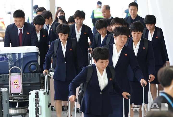 우승 트로피와 함께 떠나는 내고향여자축구단
