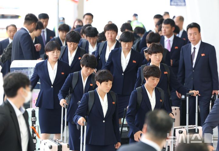 인천공항 도착한 北 내고향여자축구단