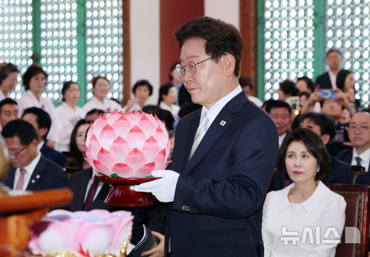 [양주=뉴시스] 최동준 기자 = 이재명 대통령이 24일 경기 양주시 한 사찰에서 열린 불기 2570년 부처님오신날 봉축법요식에서 헌등하고 있다. (청와대통신사진기자단) 2026.05.24. photocdj@newsis.com