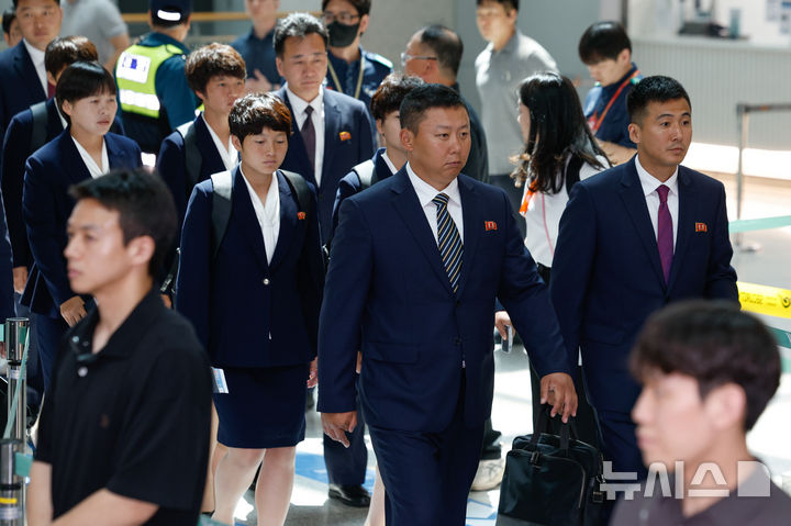 [인천공항=뉴시스] 황준선 기자 = 2025~2026시즌 아시아축구연맹(AFC) 여자 챔피언스리그(AWCL) 출전을 위해 방남했던 북한 내고향여자축구단 선수들이 24일 오후 인천국제공항 1터미널을 통해 출국하고 있다. (공동취재) 2026.05.24. photo@newsis.com