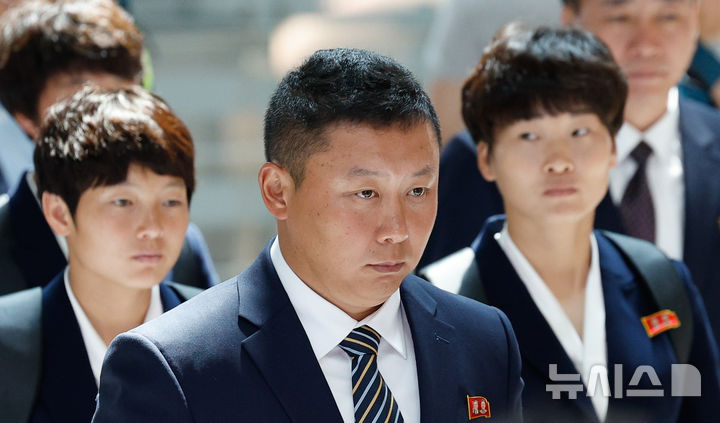 [인천공항=뉴시스] 황준선 기자 = 2025~2026시즌 아시아축구연맹(AFC) 여자 챔피언스리그(AWCL) 출전을 위해 방남했던 북한 내고향여자축구단 리유일 감독과 김경영이 24일 오후 인천국제공항 1터미널을 통해 출국하고 있다. (공동취재) 2026.05.24. photo@newsis.com