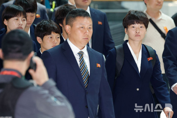 출국하는 내고향 리유일 감독과 김경영
