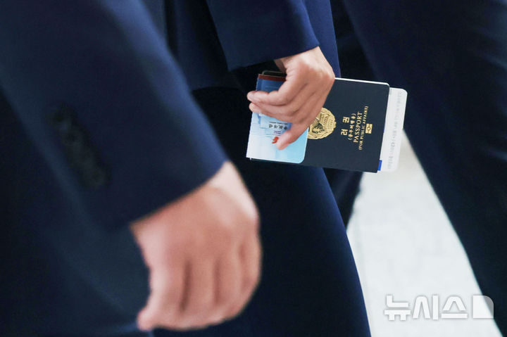[인천공항=뉴시스] 황준선 기자 = 2025~2026시즌 아시아축구연맹(AFC) 여자 챔피언스리그(AWCL) 출전을 위해 방남했던 북한 내고향여자축구단 선수들이 24일 오후 인천국제공항 1터미널을 통해 출국하며 북한 여권을 들고 있다. (공동취재) 2026.05.24. photo@newsis.com