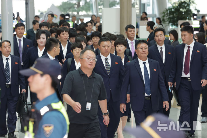[인천공항=뉴시스] 황준선 기자 = 2025~2026시즌 아시아축구연맹(AFC) 여자 챔피언스리그(AWCL) 출전을 위해 방남했던 북한 내고향여자축구단 선수들이 24일 오후 인천국제공항 1터미널을 통해 출국하고 있다. (공동취재) 2026.05.24. photo@newsis.com