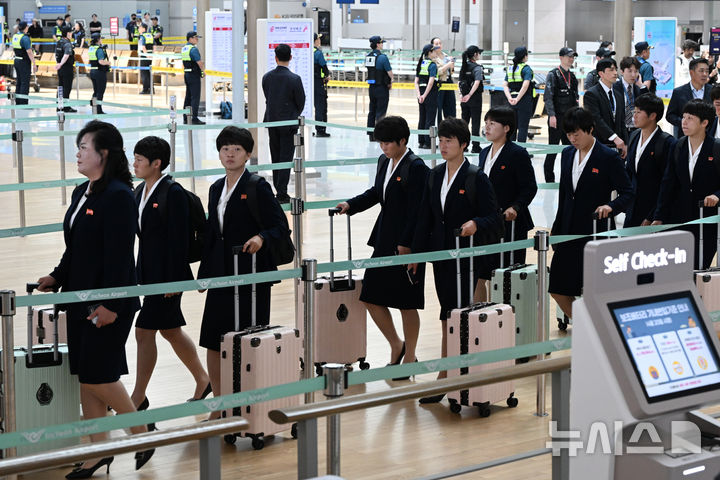 [인천공항=뉴시스] 황준선 기자 = 2025~2026시즌 아시아축구연맹(AFC) 여자 챔피언스리그(AWCL) 출전을 위해 방남했던 북한 내고향여자축구단 선수들이 24일 오후 인천국제공항 1터미널을 통해 출국하고 있다. (공동취재) 2026.05.24. photo@newsis.com