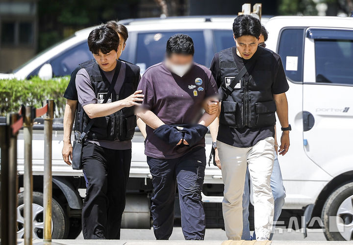[서울=뉴시스] 정병혁 기자 = 서울 서대문구에서 지인을 흉기로 살해한 40대 남성 A씨가 24일 서울 마포구 서울서부지방법원에서 열린 살인 혐의 구속 전 피의자 심문(영장실질심사)에 출석하고 있다. 2026.05.24. jhope@newsis.com