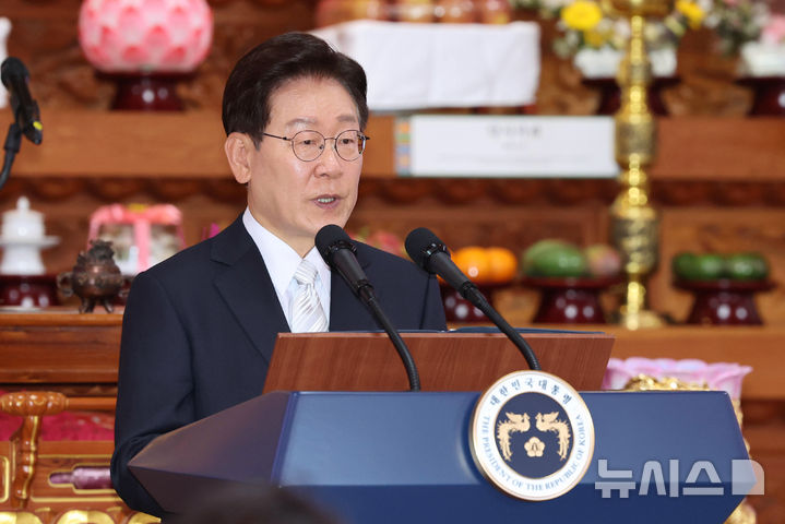 [양주=뉴시스] 최동준 기자 = 이재명 대통령이 24일 경기 양주시 한 사찰에서 열린 불기 2570년 부처님오신날 봉축법요식에서 축사를 하고 있다. (청와대통신사진기자단) 2026.05.24. photocdj@newsis.com