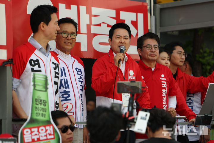 [인천=뉴시스] 김명년 기자 = 장동혁 국민의힘 상임선대위원장이 24일 오후 인천 연수구 옥련시장 앞 사거리에서 열린 박종진 연수갑 후보 지원유세에서 지지를 호소하고 있다. 2026.05.24. kmn@newsis.com
