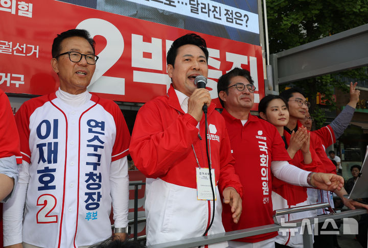 [인천=뉴시스] 김명년 기자 = 장동혁 국민의힘 상임선대위원장이 24일 오후 인천 연수구 옥련시장 앞 사거리에서 열린 박종진 연수갑 후보 지원유세에서 지지를 호소하고 있다. 2026.05.24. kmn@newsis.com