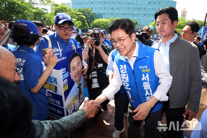 [서울=뉴시스] 조성우 기자 = 정원오 더불어민주당 서울시장 후보가 24일 서울 광진구 어린이대공원에서 열린 집중유세에서 시민들과 인사하며 지지를 호소하고 있다. 2026.05.24. xconfind@newsis.com
