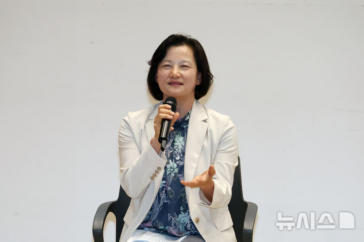 [서울=뉴시스] 고승민 기자 = '대장동 항소 포기'에 반발 목소리를 내 오다 인사에서 강등된 정유미 검사장이 낸 불복 소송의 결론이 오늘 나온다. 사진은 정 검사장(대전고검 검사)이 지난달 24일 서울 여의도 국회 의원회관에서 열린 공소취소 '찬반' 토론회에서 발언하고 있는 모습. 2026.06.10. kkssmm99@newsis.com