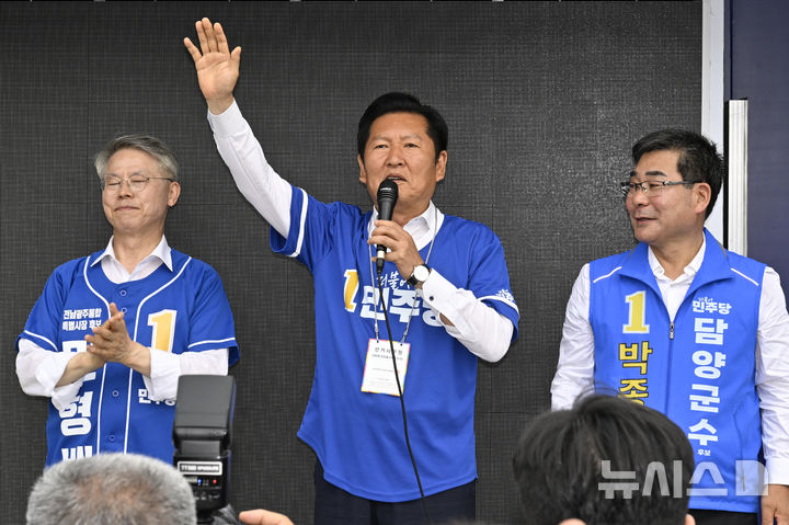 [담양=뉴시스] 박기웅 기자 = 정청래 더불어민주당 대표가 24일 오후 전남 담양군 담양공용버스터미널 앞에서 주민들에게 지지를 호소하고 있다. 왼쪽부터 민형배 전남광주특별시장 후보, 정 대표, 박종원 담양군수 후보. 2026.05.24. pboxer@newsis.com