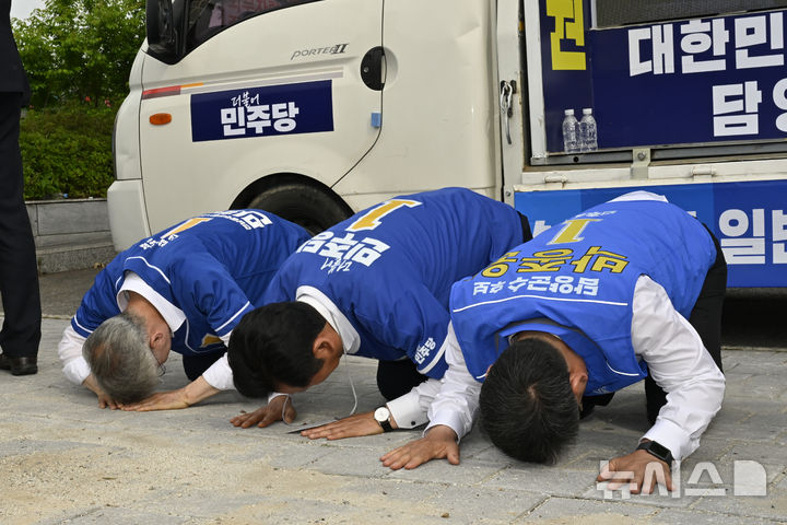 [담양=뉴시스] 박기웅 기자 = 정청래 더불어민주당 대표가 24일 오후 전남 담양군 담양공용버스터미널 앞에서 주민들에게 민주당 후보 지지를 호소하며 큰절을 하고 고 있다. 왼쪽부터 민형배 전남광주특별시장 후보, 정 대표, 박종원 담양군수 후보. 2026.05.24. pboxer@newsis.com