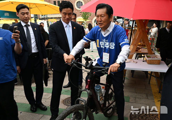 [담양=뉴시스] 박기웅 기자 = 정청래 더불어민주당 대표가 24일 오후 민주당 박종원 담양군수 후보와 전남 담양군 담양시장을 찾아 자전거를 타보고 있다. 2026.05.24. pboxer@newsis.com