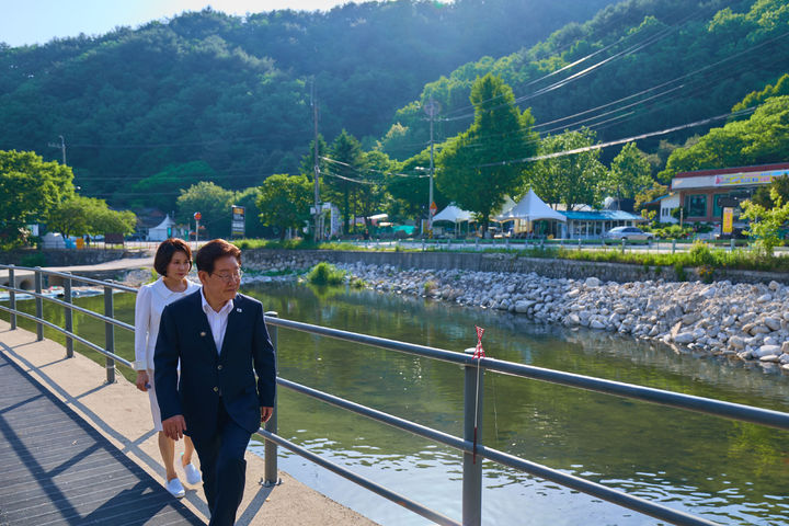 [서울=뉴시스] 최동준 기자 = 이재명 대통령이 24일 경기 포천시 백운계곡을 방문해 하천·계곡 이용 실태와 안전관리 상황을 점검하고 있다. (사진=청와대 제공) 2026.05.24. photo@newsis.com *재판매 및 DB 금지