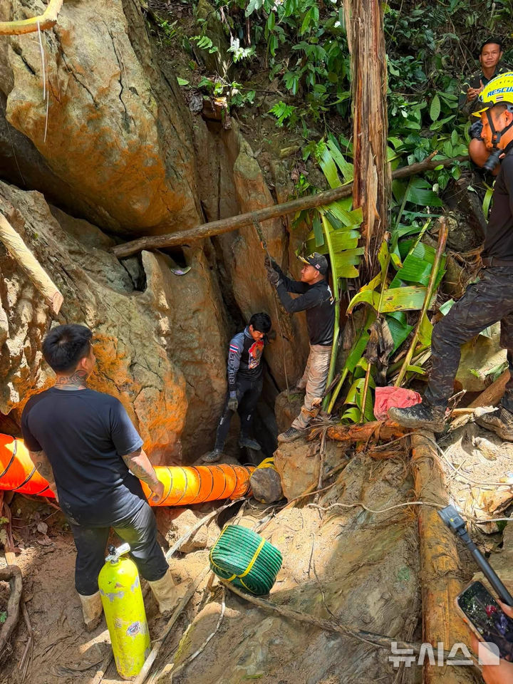 [AP/뉴시스] 라오스 오지의 동굴에 7명이 이레 째 갇혀 있다. 사진은 25일 입구 구조대 모습