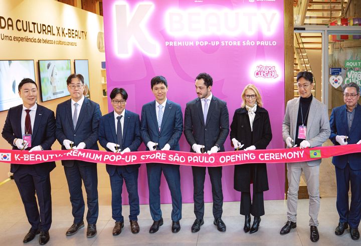 [서울=뉴시스] 지난 22~24일 브라질 상파울루 한국문화원에서 열린 'K뷰티 프리미엄 팝업 스토어' 행사에서 한국무역협회, 코트라 등 관계자들이 기념촬영을 하는 모습. (사진=한국무역협회 제공) 2026.05.25 photo@newsis.com *재판매 및 DB 금지