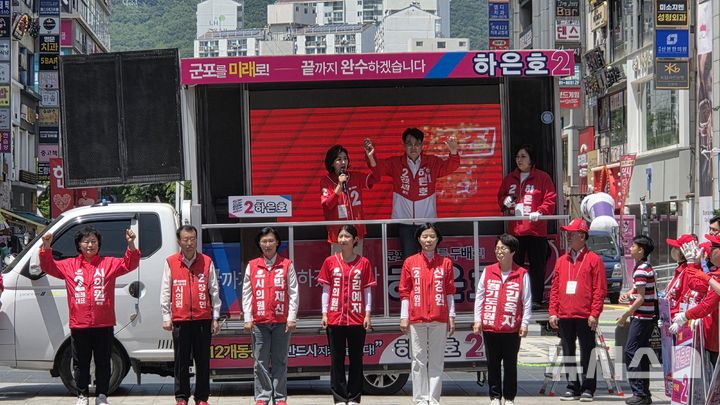 [군포=뉴시스] 나경원 의원(사진 단상 위 오른쪽)이 하은호 후보 지지 유세를 펼치고 있다. (사잔=선거사무소 제공). 2026.05.25. photo@newsis.com