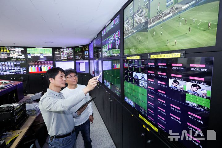 [서울=뉴시스]LG유플러스는 오는 6월 11일 2026 FIFA 월드컵 개막을 앞두고, 현장의 생생한 열기를 끊김 없이 전달하기 위해 국제 방송 중계 준비에 매진하고 있다고 25일 밝혔다. 사진은 LG유플러스 임직원들이 방송 중계 장비를 테스트하고 있는 모습. (사진=LG유플러스 제공)