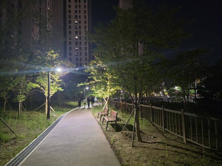 [용인=뉴시스] 용인시 서천동 생태하천을 따라 화성시 반월동 물빛공원으로 이어지는 산책로 *재판매 및 DB 금지