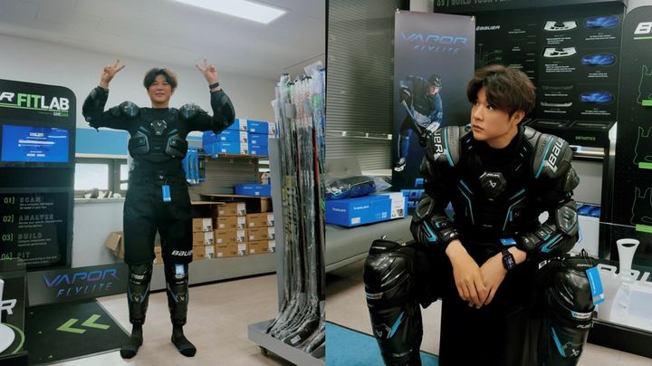 [서울=뉴시스] 슈퍼주니어 멤버 신동이 아이스하키 장비를 완벽하게 착용한 채 브이 포즈를 취하고 있다. (사진 출처=신동 인스타그램 캡처)