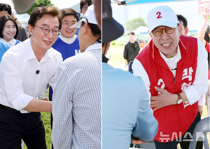  [부산=뉴시스] 하경민 기자 = 더불어민주당 전재수 부산시장 후보(왼쪽)와 국민의힘 박형준 부산시장 후보가 25일 부산 강서구 대저생태공원 파크골프장에서 열린 부산어르신파크골프축제에 참석, 참가자들과 인사하며 지지를 호소하고 있다. 2026.05.25. yulnetphoto@newsis.com 