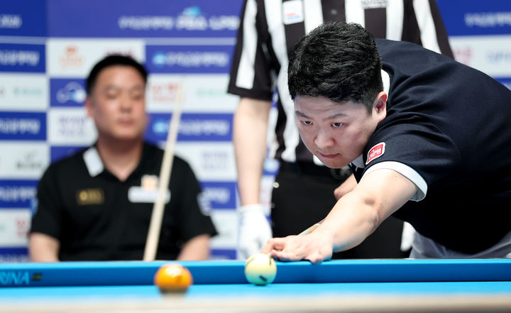 [서울=뉴시스]당구 조건휘, PBA 개막전서 조재호 꺾고 통산 3회 우승. (사진=PBA 제공)