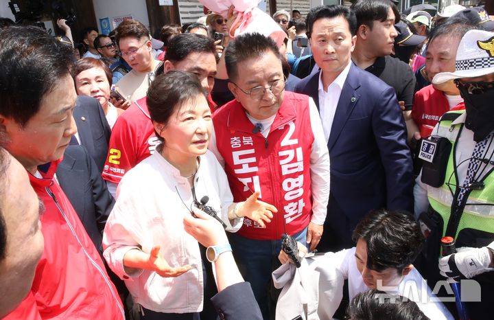 [옥천=뉴시스] 서주영 기자 = 박근혜 전 대통령이 25일 오전 충북 옥천에 있는 모친인 고 육영수 여사 생가를 둘러본 뒤 발언하고 있다. 2026.05.25. juyeong@newsis.com 