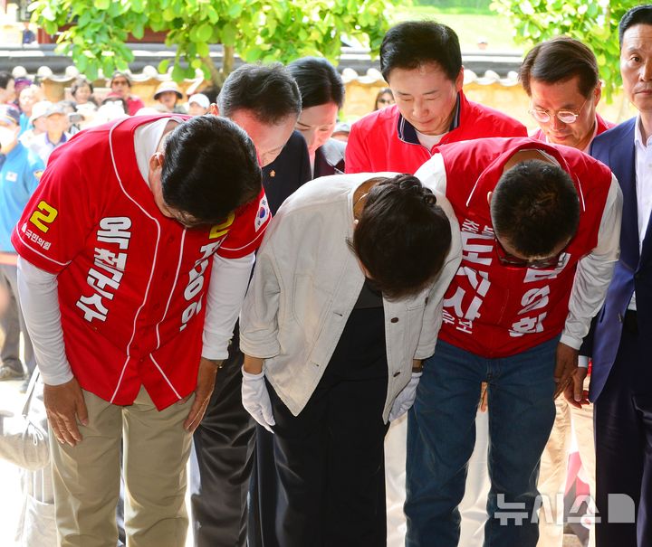 [옥천=뉴시스] 서주영 기자 = 박근혜 전 대통령이 25일 오전 충북 옥천에 있는 고 육영수 여사의 생가를 찾아 모친 영정 앞에서 예를 갖추고 있다. 2026.05.25. juyeong@newsis.com