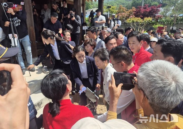 육영수 생가 찾은 박근혜 전 대통령
