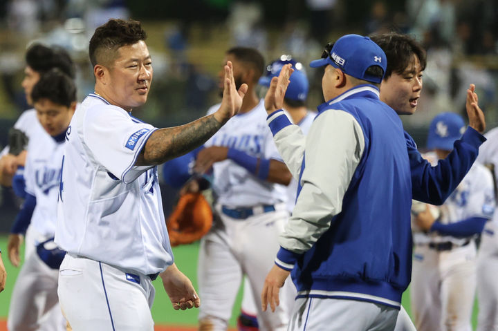 [서울=뉴시스] 프로야구 삼성 라이온즈 최형우가 21일 포항야구장에서 열린 2026 신한 쏠 KBO리그 KT 위즈와의 홈 경기에서 승리한 뒤 박진만 감독과 하이파이브를 하고 있다. (사진=삼성 라이온즈 제공) 2026.05.21. *재판매 및 DB 금지