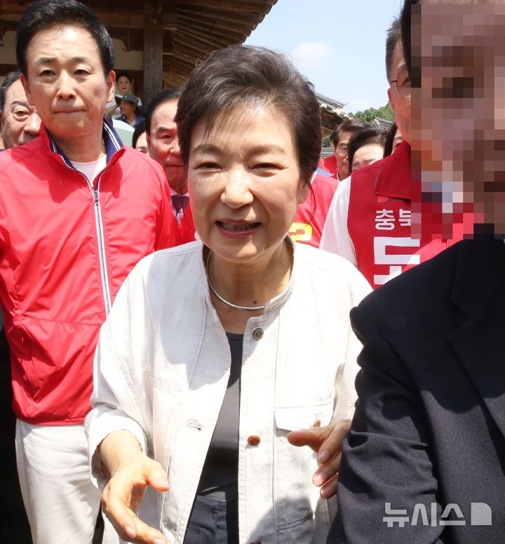 [옥천=뉴시스] 서주영 기자 = 박근혜 전 대통령이 25일 오전 충북 옥천에 있는 고 육영수 여사의 생가를 찾아 시민들과 인사를 나누고 있다. 2026.05.25. juyeong@newsis.com