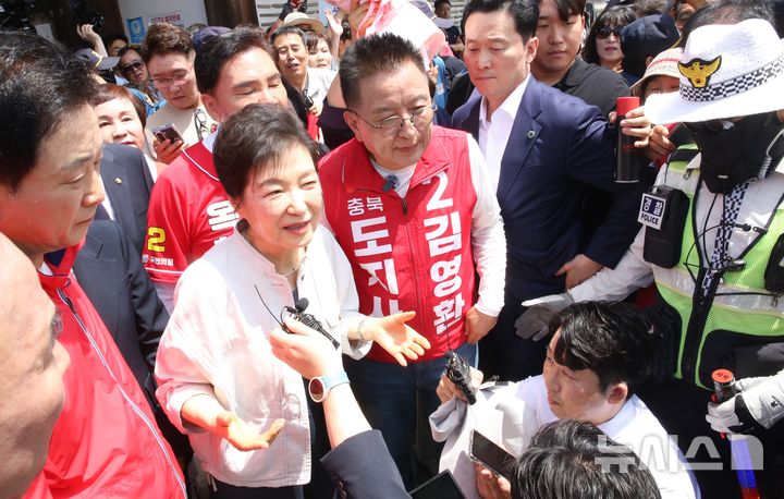 [옥천=뉴시스] 서주영 기자 = 박근혜 전 대통령이 25일 오전 충북 옥천에 있는 고 육영수 여사의 생가를 찾아 시민들과 인사를 나누고 있다. 2026.05.25. juyeong@newsis.com